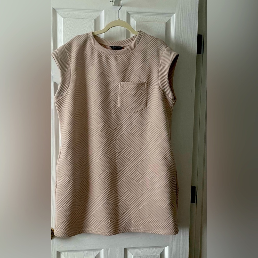 Short dress. Sleeveless with pockets